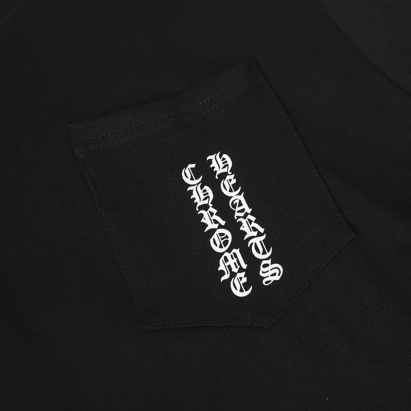 🅿️270 Come Hearts/Kro Heart Sanskrit Printed Long Sleeve, King of Autumn and Winter! Chest pockets, high weight threads on collar and cuffs, custom woven and dyed 280g double yarn pure cotton fabric, washed anti-counterfeiting tags and other auxiliary materials are all correct versions, super conspicuous, super good-looking and super atmospheric, same style for men and women! The overall upper body shows fashion and individuality, and it is recommended for couples to wear it together!! Color: Black White Size: XS-L